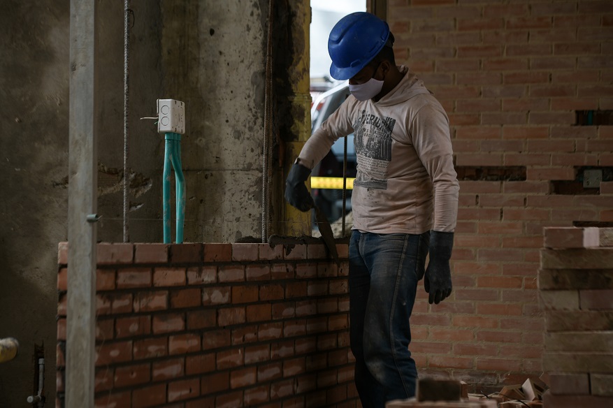 Obras de colegios públicos se reanudaron con todas las medidas de bioseguridad - Foto: Comunicaciones Secretaría de Educación