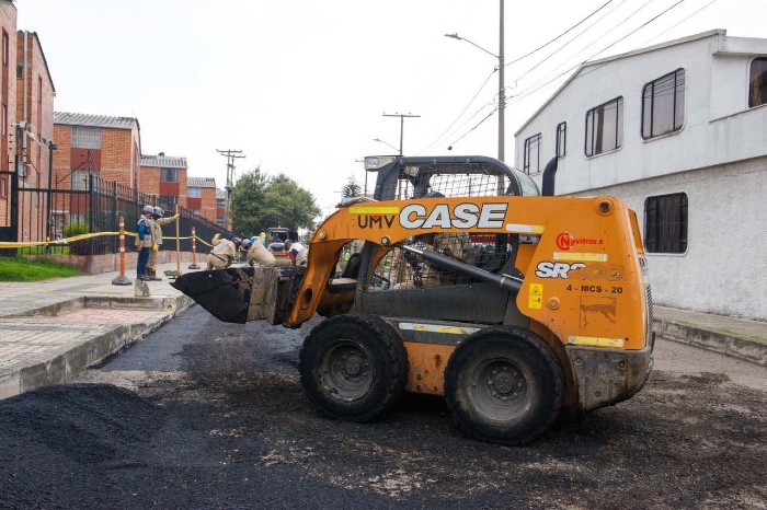 Maquinaria operando en zona de obra.