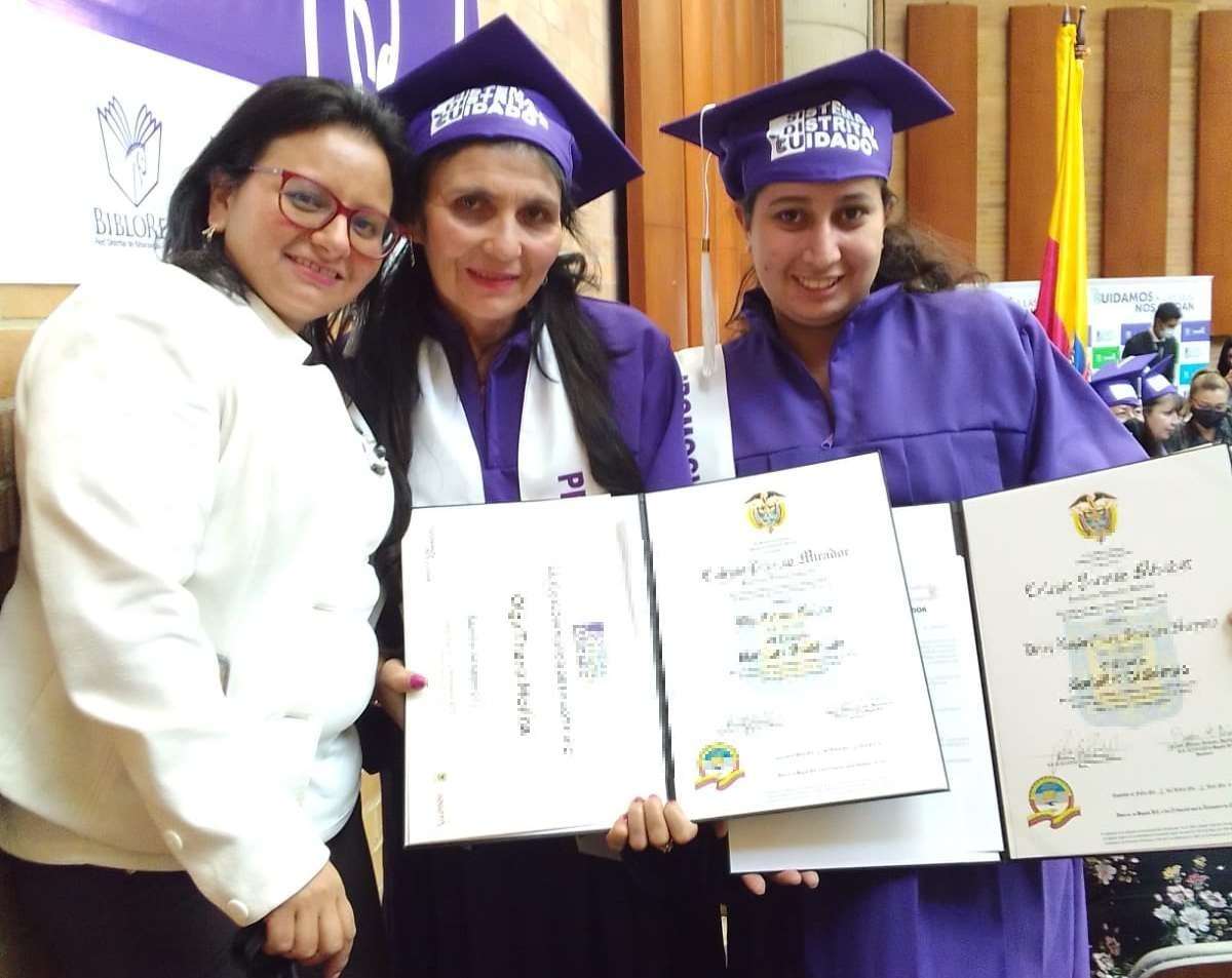 (Izq. a Der.) Coordinadora del proceso educativo en la Manzana de Cuidado en Ciudad Bolívar junto a Olga Triana y Deisy Sánchez, una de sus compañeras de estudio. Foto: Archivo particular/Olga Triana.