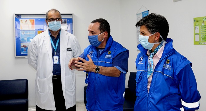 Omar Perilla junto al secretario de salud y la alcaldesa.