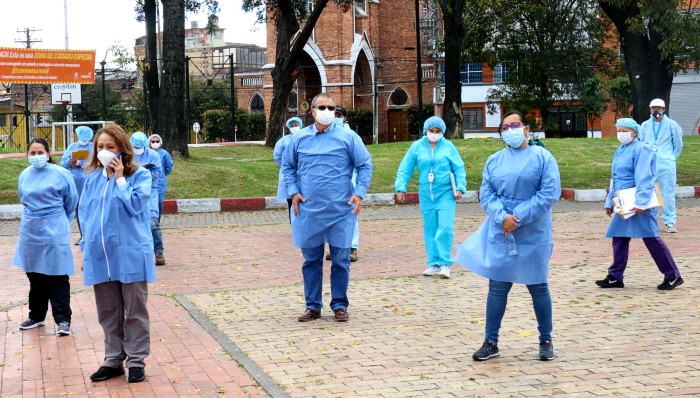 Omar Perilla con el equipo de salud en territorio.