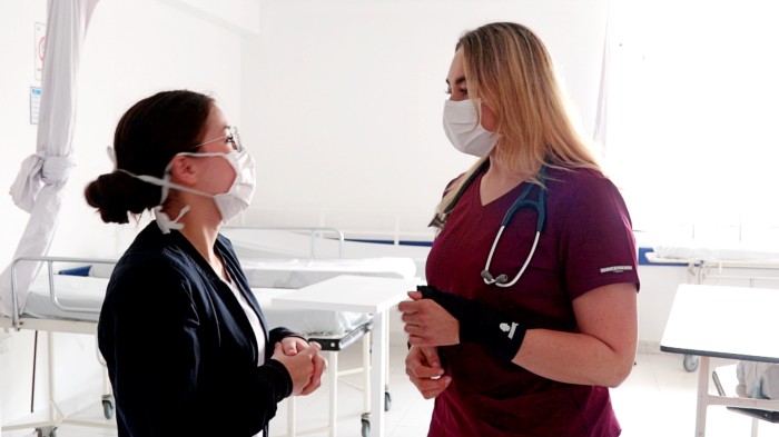 Paola ejerciendo como médica.