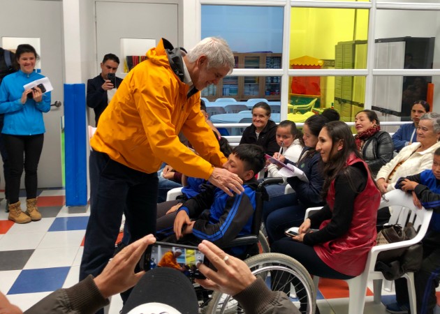 Imagen de Peñalosa abrazando a Juan David, hijo de Sandra Emilce en el Centro Crecer La Victoria