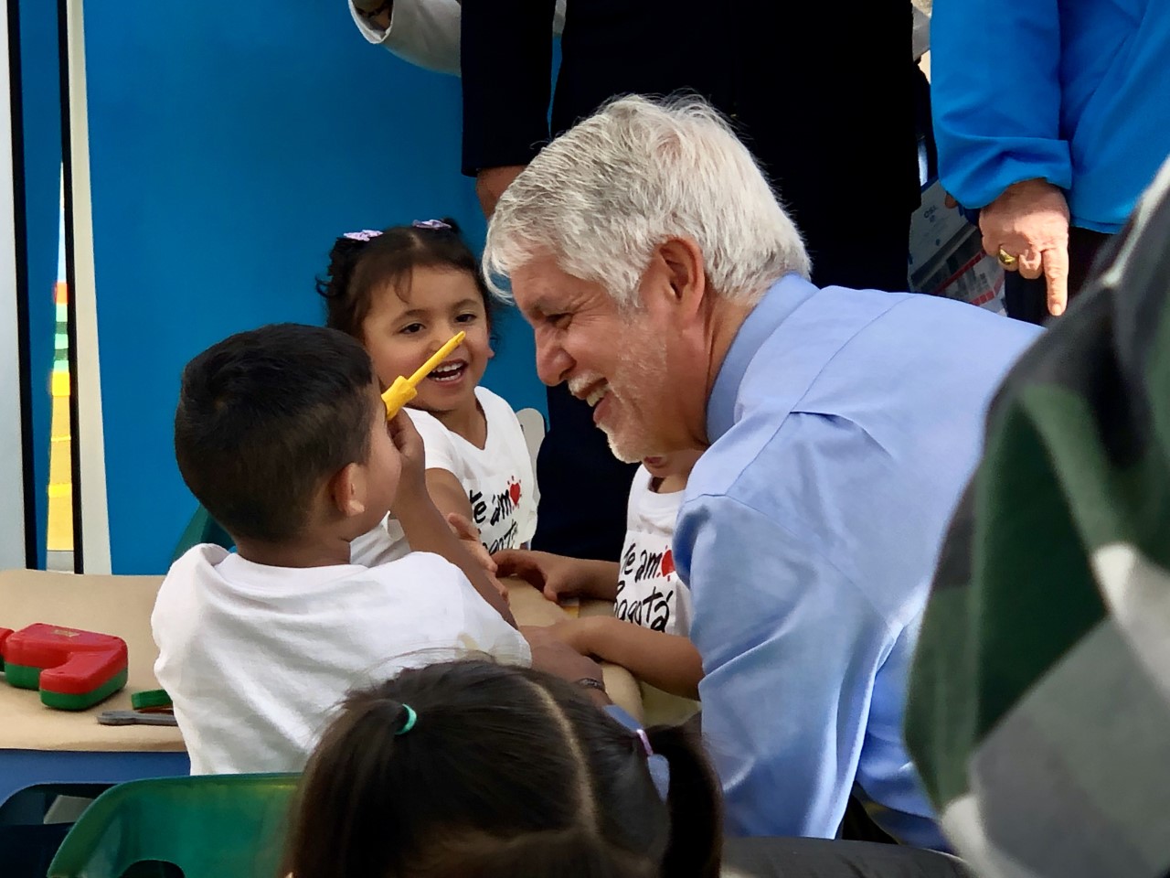 Imagen del Alcalde compartiendo con niños