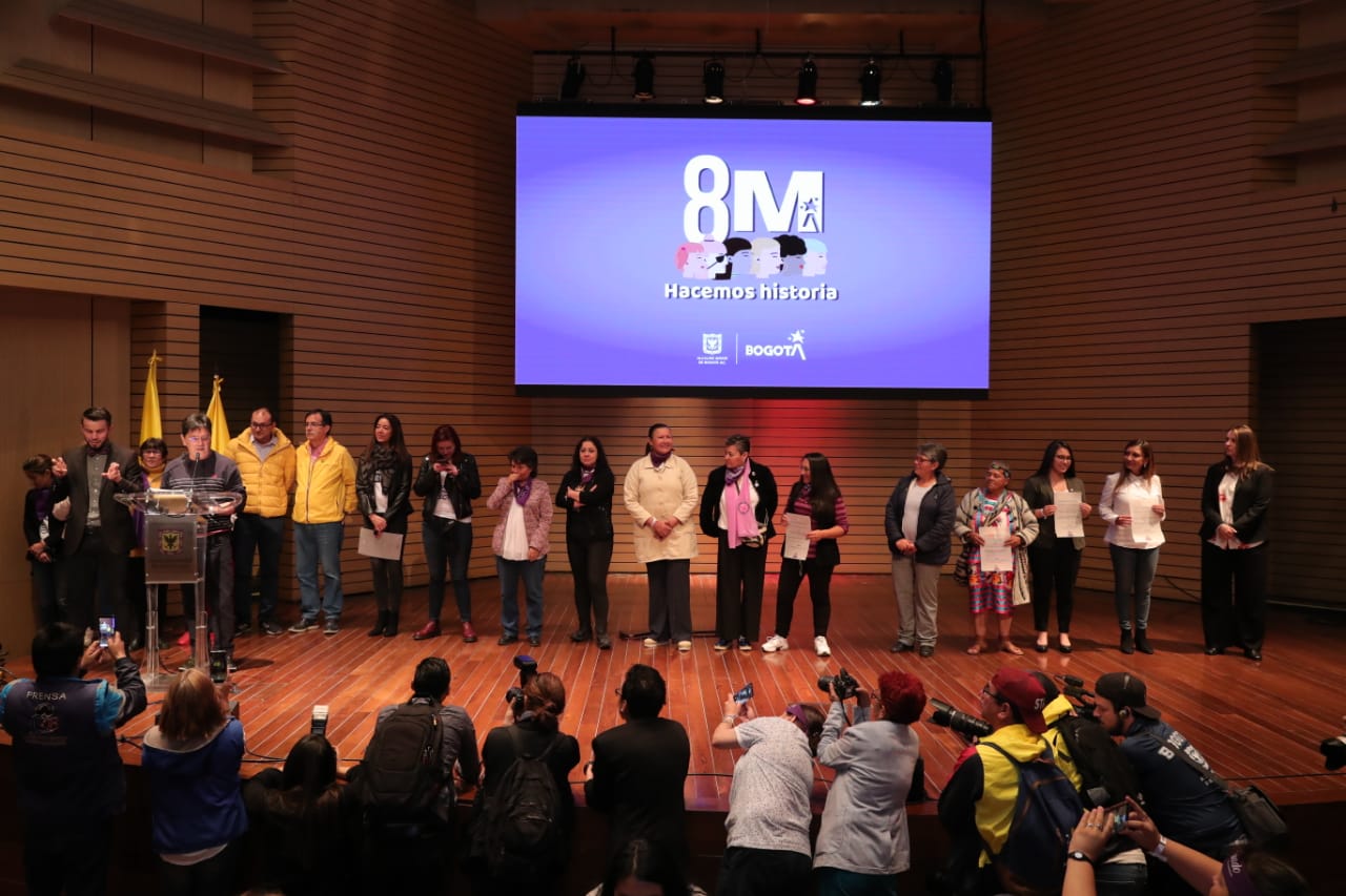 Concejales otorgan reconocimiento a Claudia López