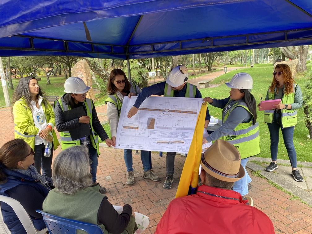 Socialización con comunidad de obras en andenes del parque Los Molinos