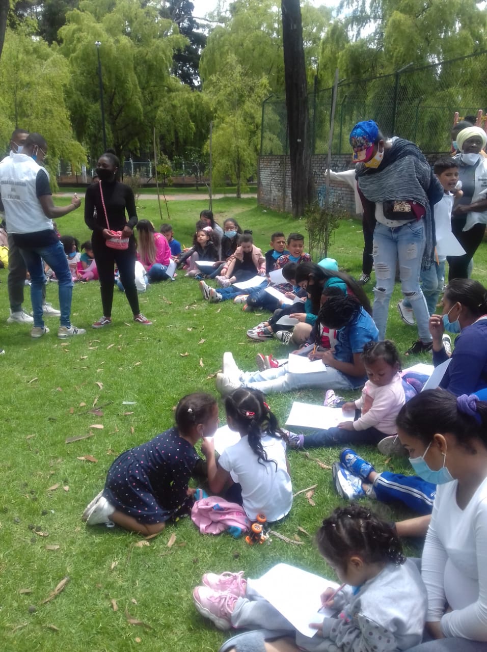 Rosa Quiñones dictando clases a niños de la comunidad - Foto: Archivo personal/Rosa Quiñones