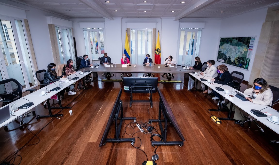 Sala de juntas firma MoU Bogotá Suecia