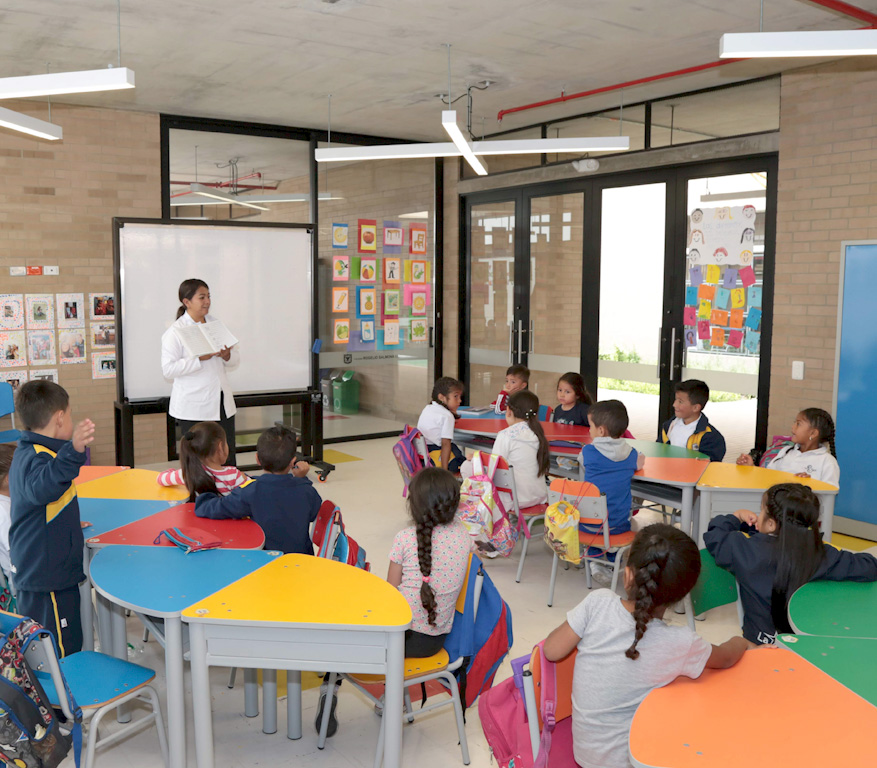 Los niños conectados con la docente en un día común.