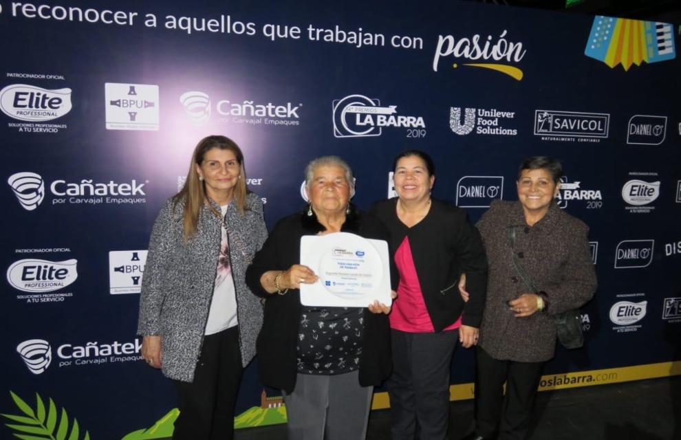 Doña Segunda recibiendo reconocimiento 