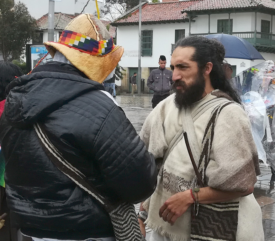 Gobernador Cabildo Mayor Muisca de Oriente Bunktua Yari Maku celebrando el solsticio de verano con los asistentes - Foto: Archivo de Bogotá.