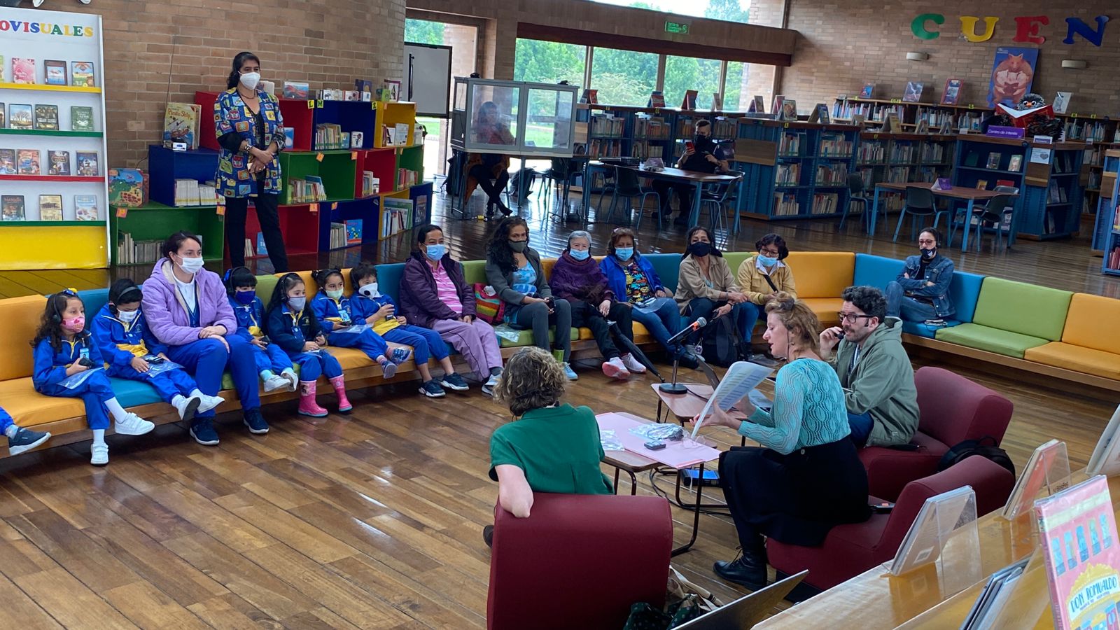 Authors Linda de Haan and Stern Nijland present a story to the audience. Photo: Secretariat of Culture, Recreation and Sports.