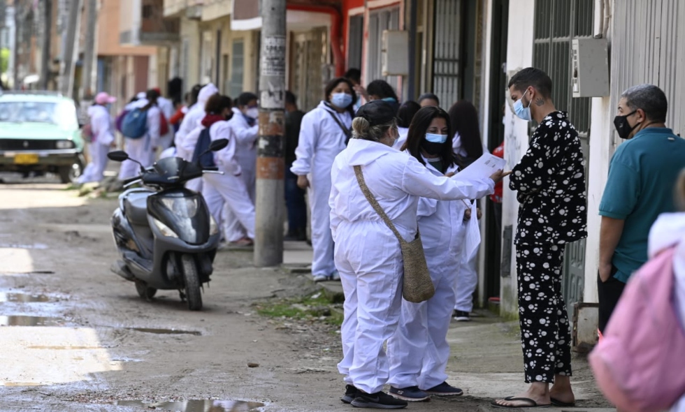 Miembros de la Tropa Social entregando mercados