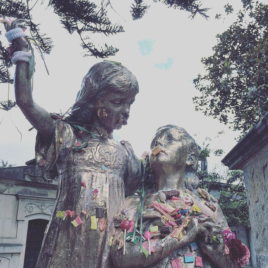 Esculturas que decoran la tumba de las hermanitas Bodmer.