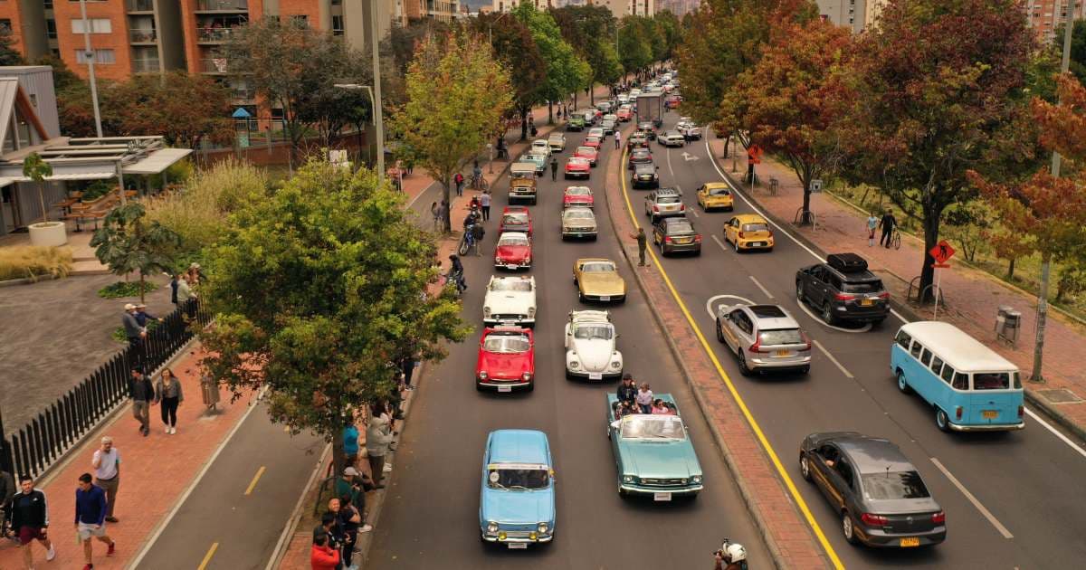 Turismo en Bogotá así fue el desfile de autos antiguos o clásicos 2024