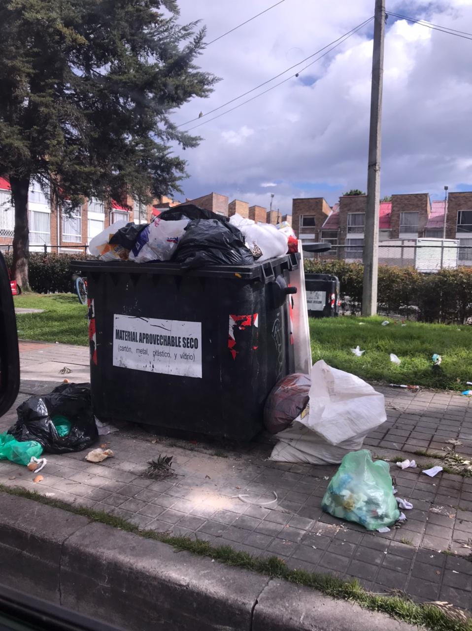 Dejar residuos esparcidos fuera de sus bolsas 