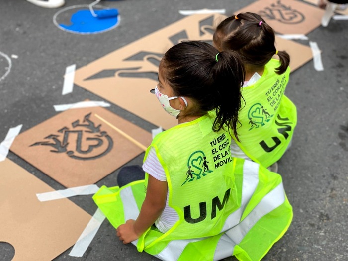 Niños apoyando la recuperación de una vía