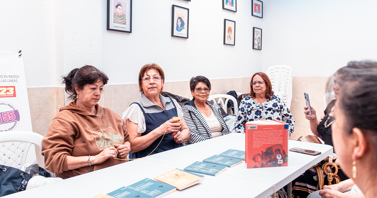 Mujeres tertuliando. Foto: Secretaría de la Mujer