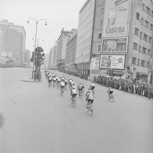 Rodando en la ciudad. Competencia ciclística, carrera 10 por Avenida Jiménez. Manuel H. Rodríguez.