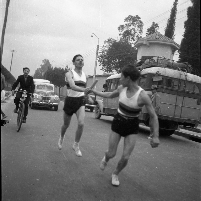 Corriendo en las calles. Competencia de relevos en la vía pública. Daniel Rodríguez. S. XX.