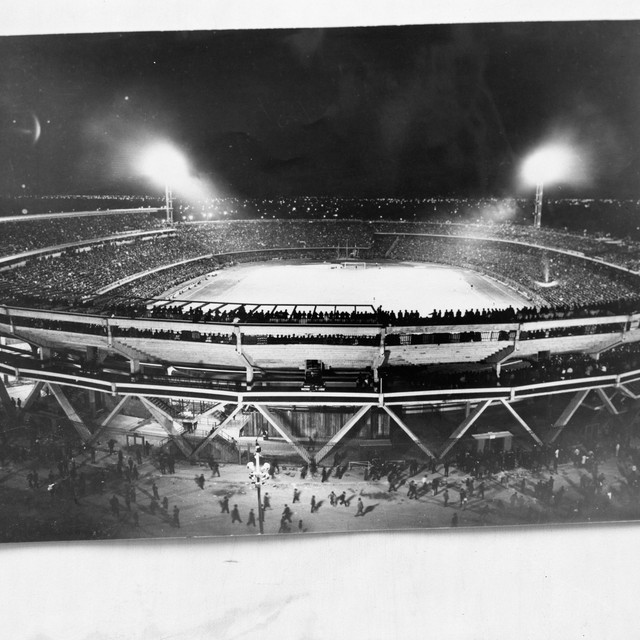 Imágenes de un gigante bogotano. Estadio El Campín, nocturno. Saúl Orduz. 1977