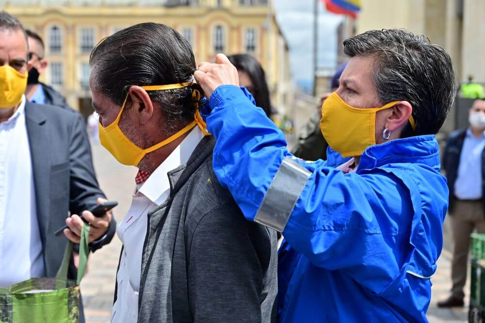 Imagen de la Alcaldesa repartiendo tapabocas en Bogotá