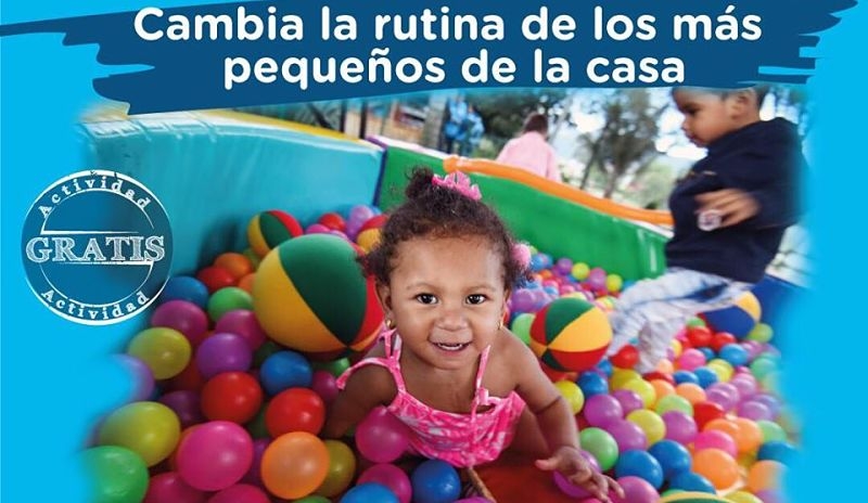 Vacaciones recreativas del IDRD, una niña jugando en la piscina de pelotas de muchos colores