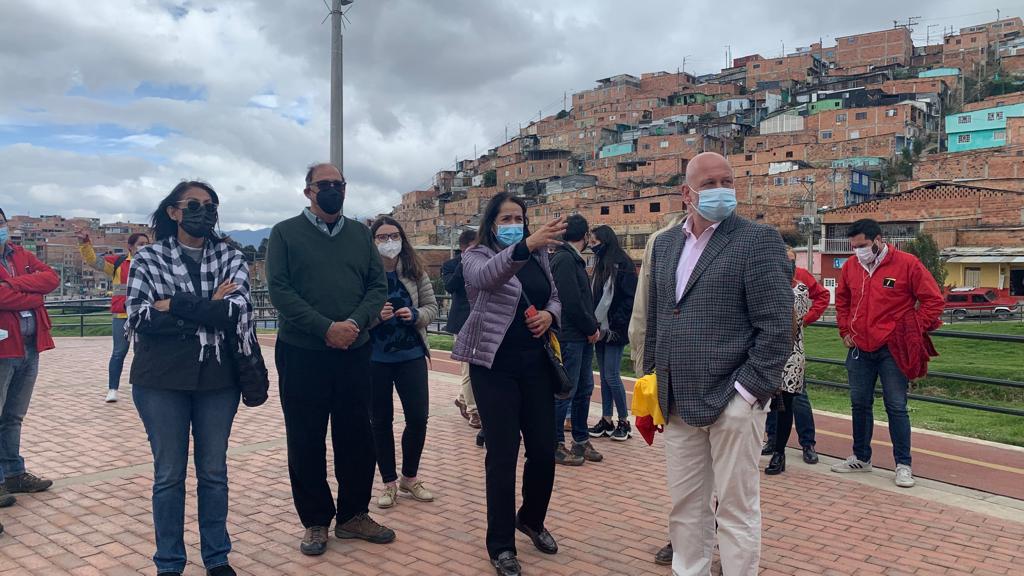 Varios miembros de la delegación atendiendo a la explicación de la visita al parque zonal Ilimaní. 