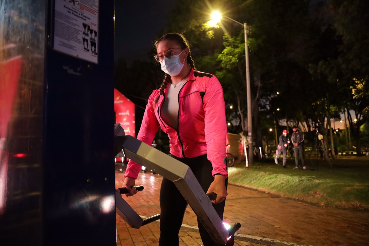 Persona practicando en un gimnasio nocturno del idrd