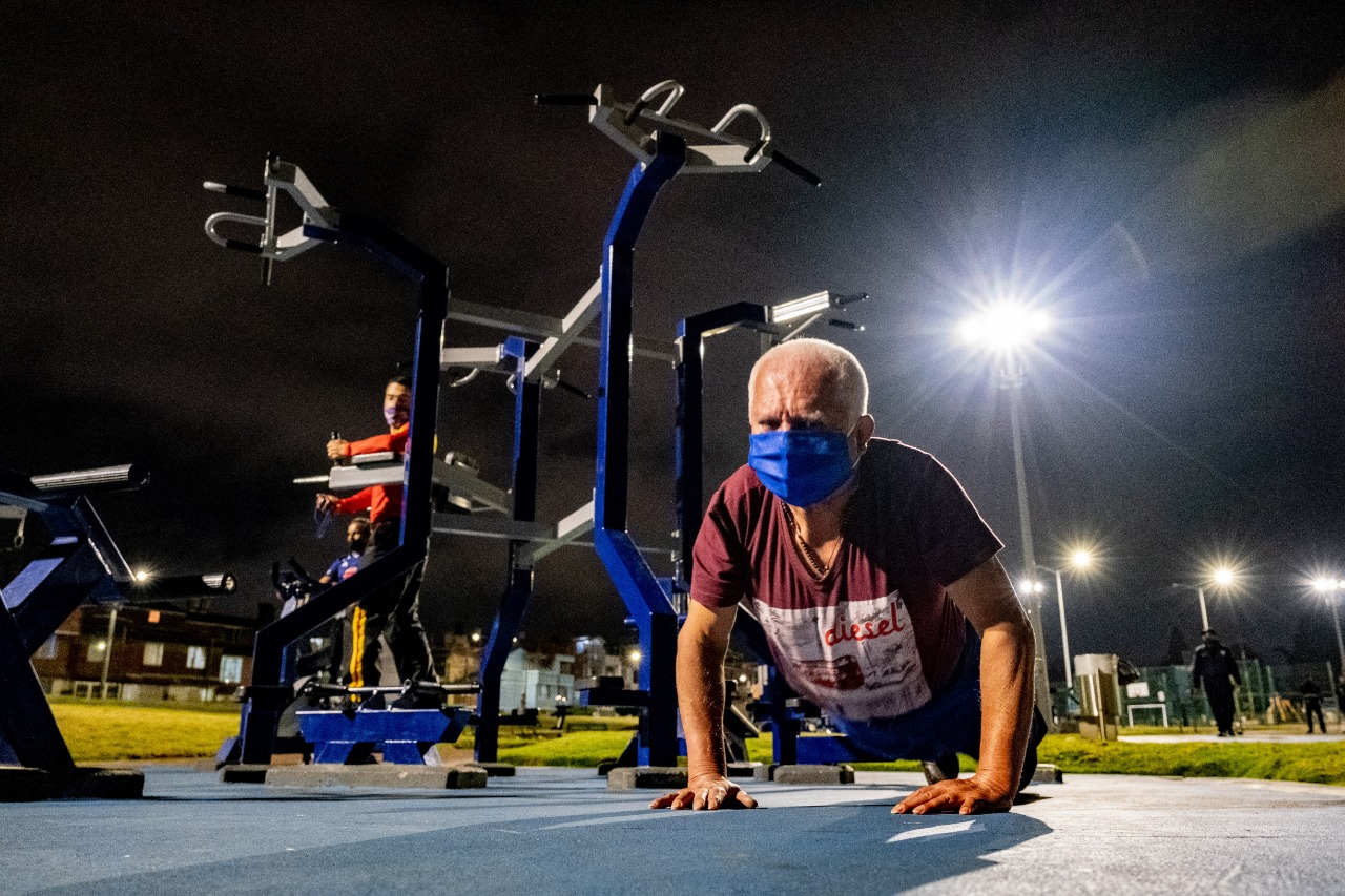 Adulto mayor practicando en un gimnasio del idrd