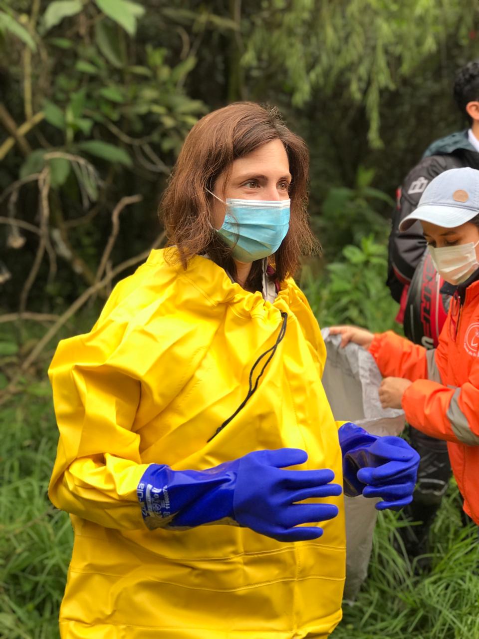 La gerente de la EAAB, Cristina Arango Olaya y el gerente de Aguas de Bogotá, Néstor Enrique Rodríguez, se pusieron en las botas de los operarios que diariamente se encargan de retirar los residuos de los cuerpos hídricos 