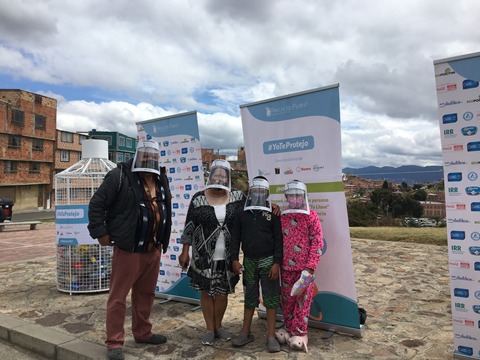 Familia recibe caretas por reciclar 