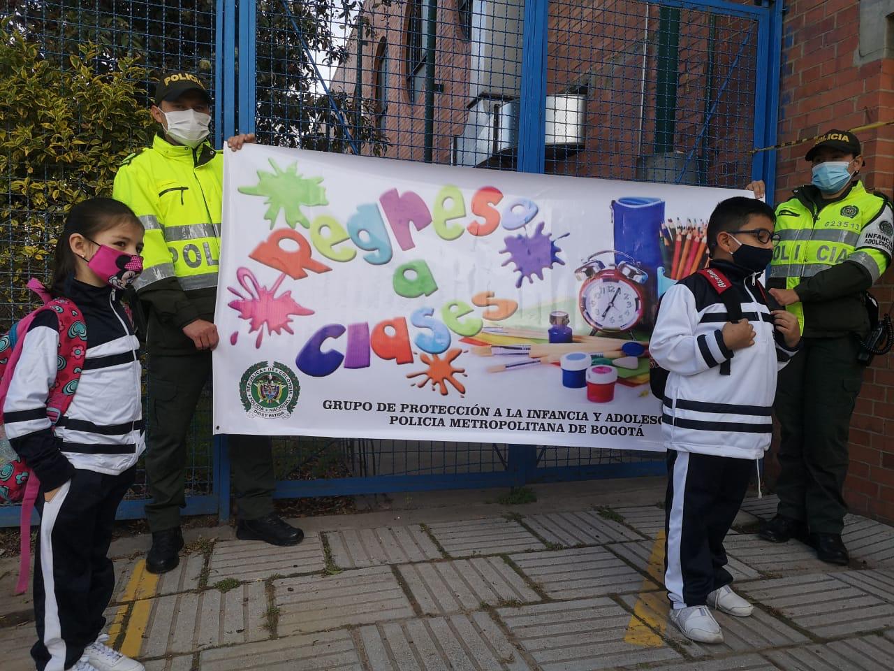 Policía Aompaña el regreso a clase de estudiantes en 23 instituciones educativas - FOTO: Prensa Policía de Bogotá