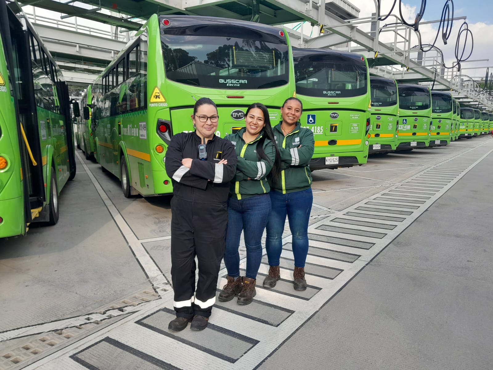 Las mujeres que apoyan el mantenimiento de los buses de La Rolita 