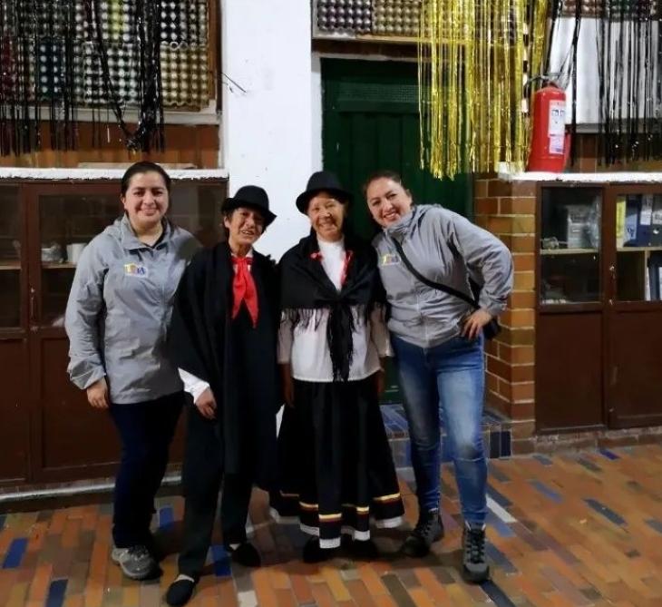 Sofía y Sandra junto a dos vecinas del barrio que también fueron beneficiadas por las propuestas que presentaron las lideresas.