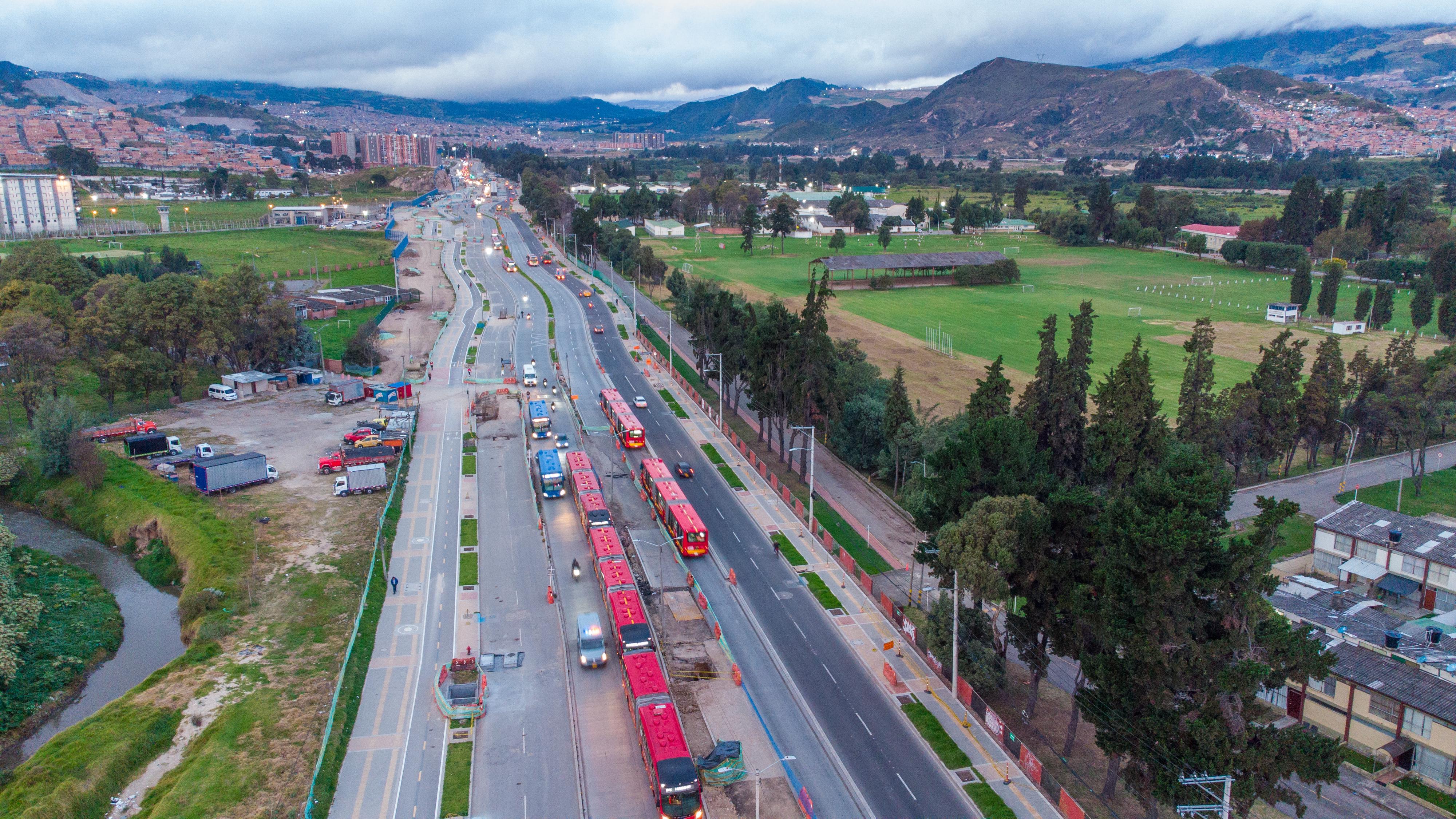 •	El proyecto de la extensión Caracas Sur tiene una longitud de 4.2 km, con una inversión total de más de $288 052 millones, incluyendo interventoría.