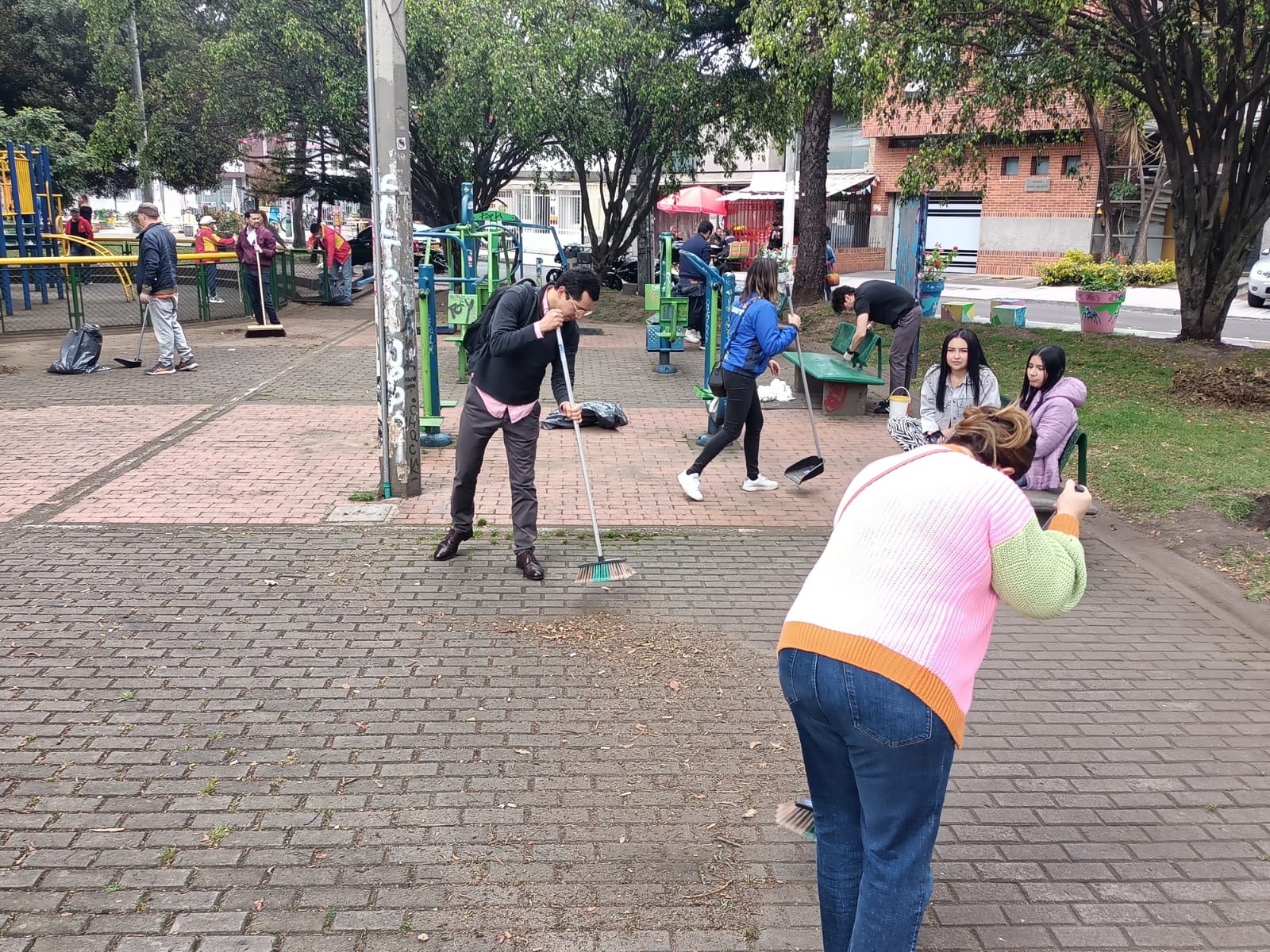 comunidad ayudando con la limpieza