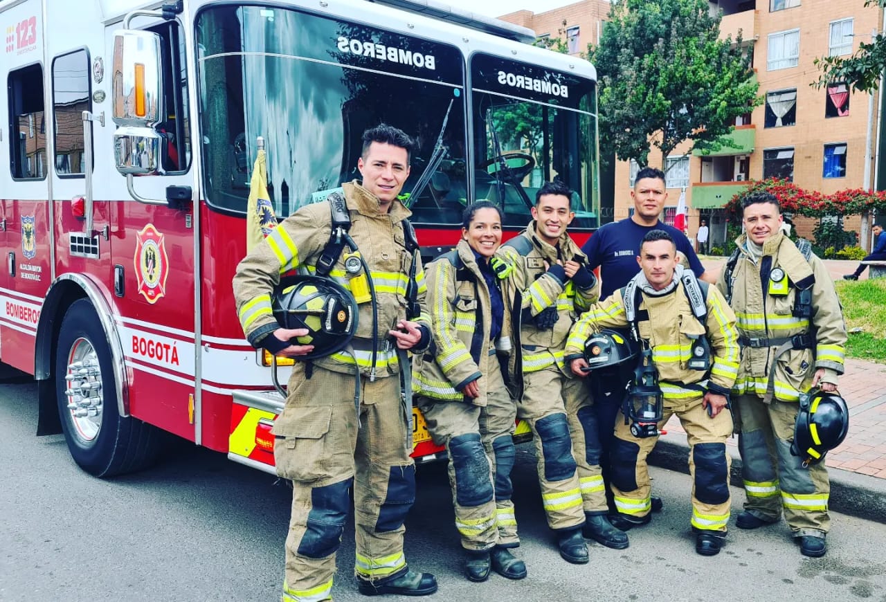 Mauricio con sus compañeros luego de apagar un incendio. 