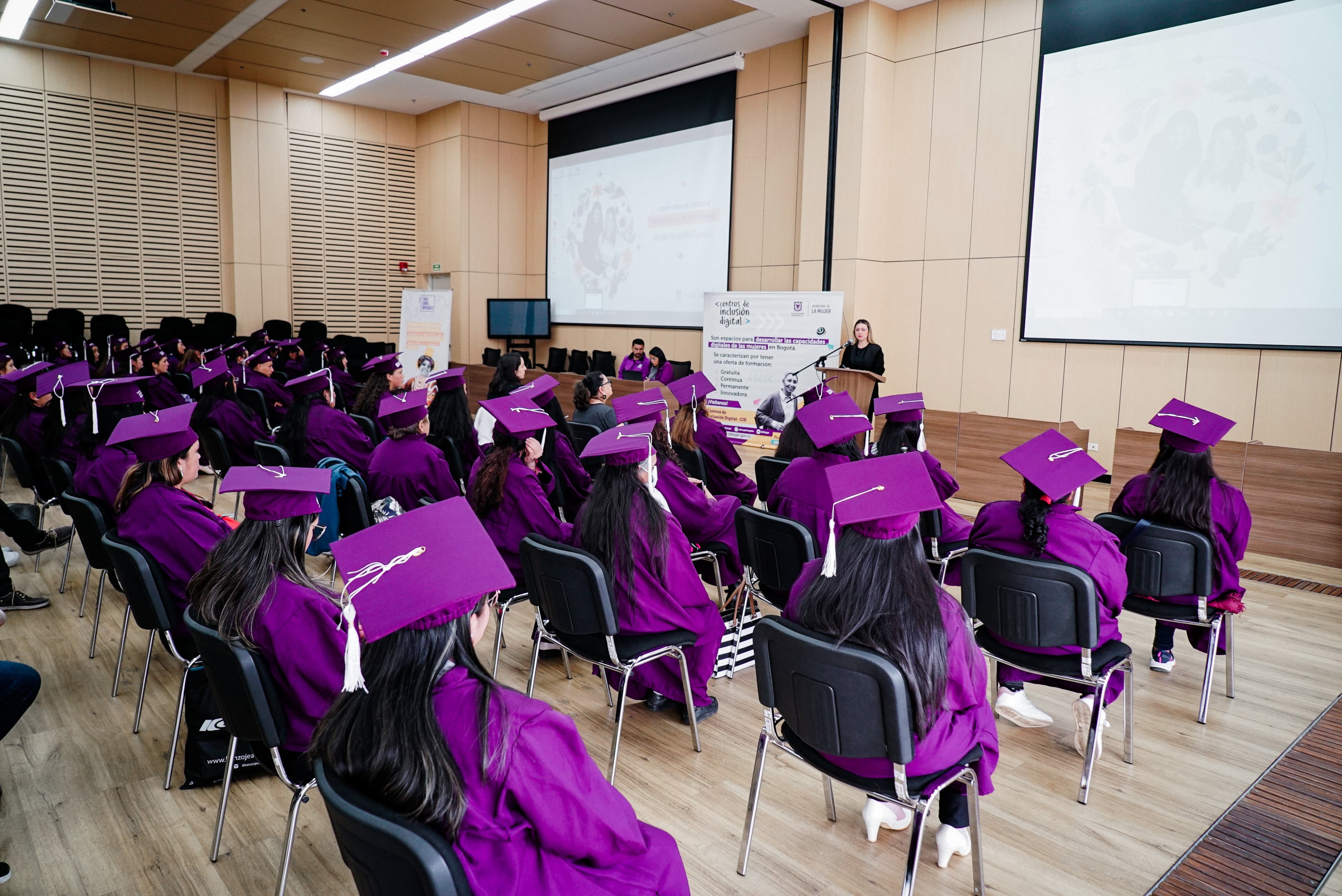 mujer graduada 