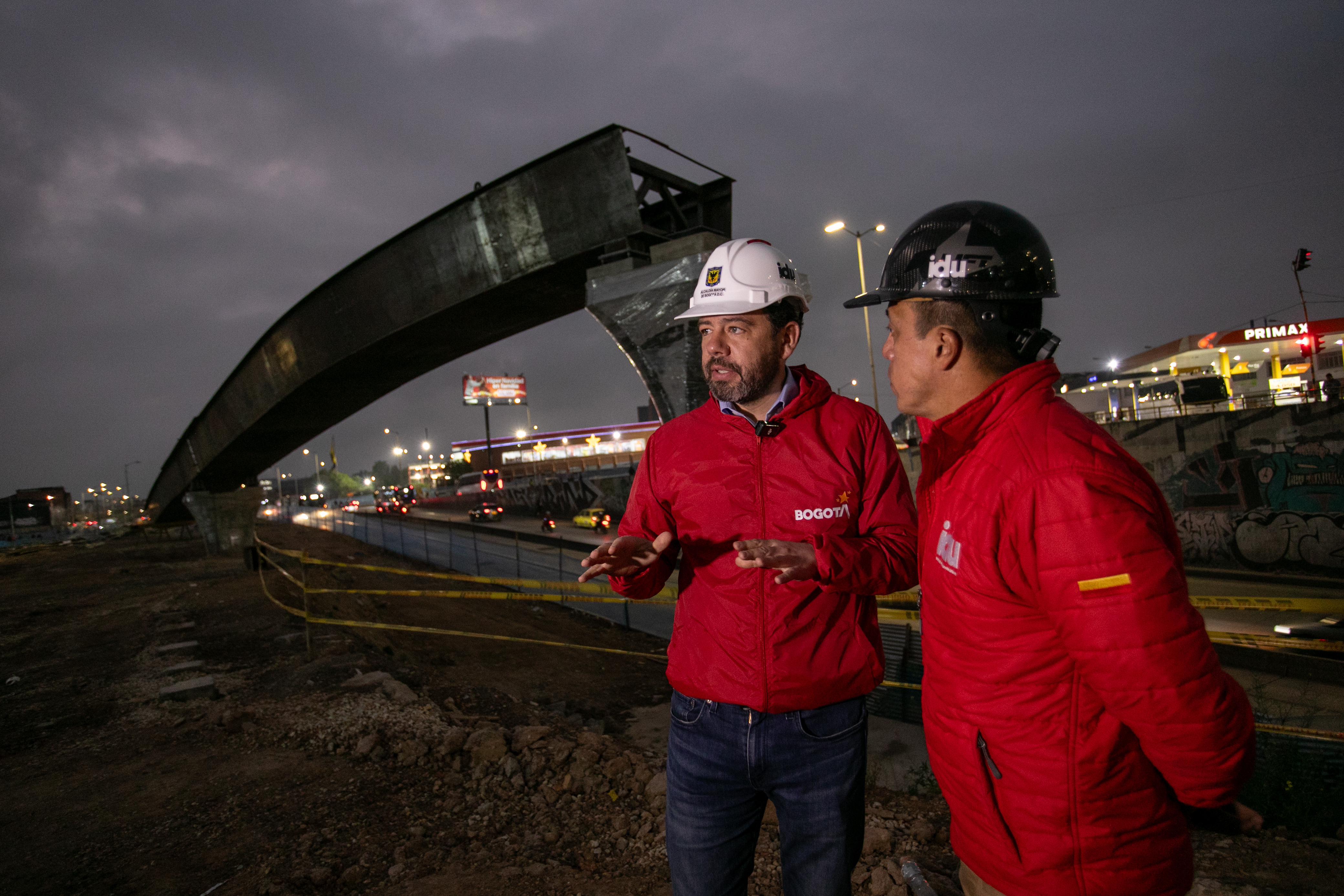 Alcalde Galán en obra del puente de Venecia