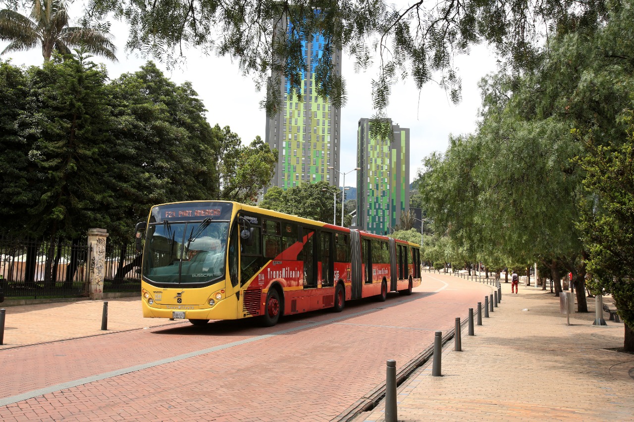 Un transmilenio biarticulado recorriendo el eje ambiental en Bogotá