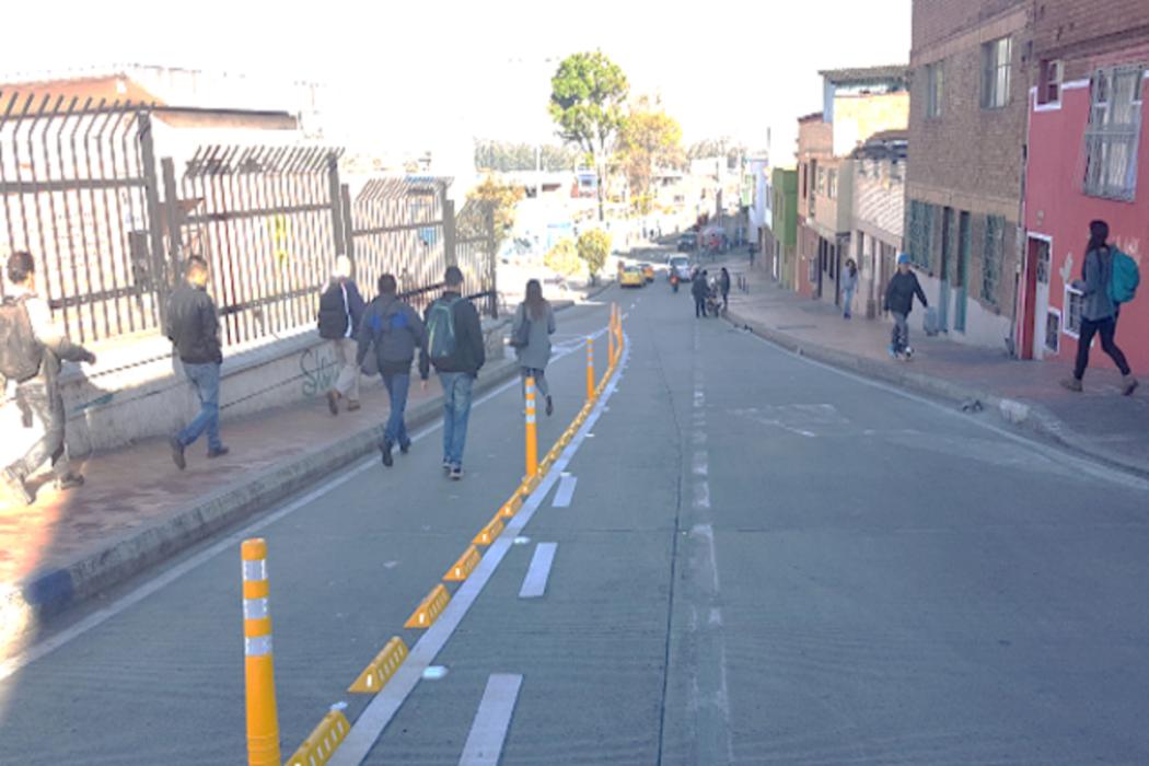 Peatones caminando sobre el nuevo andén que pasa por el Portal de Transmilenio, 20 de Julio.