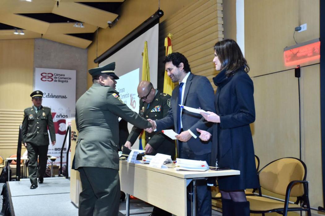 Reconocimiento a policías poer parte de la Cámara de Comercio de Bogotá