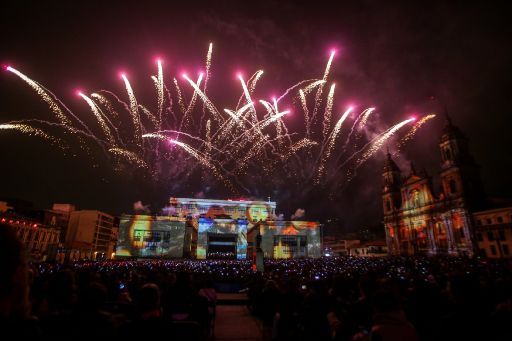 Un show de luces en la plaza de Bolivar ilumina el cielo nocturno de la capital.