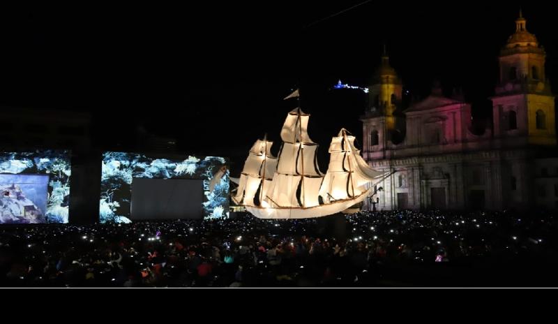 Un barco gigante atravesando la Plaza de Bolívar en medio de mucha gente