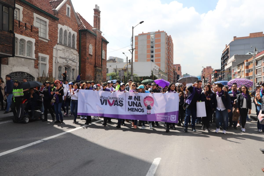 Habitantes de Bogotá marcha por la Carrera Séptima contra el feminicidio.