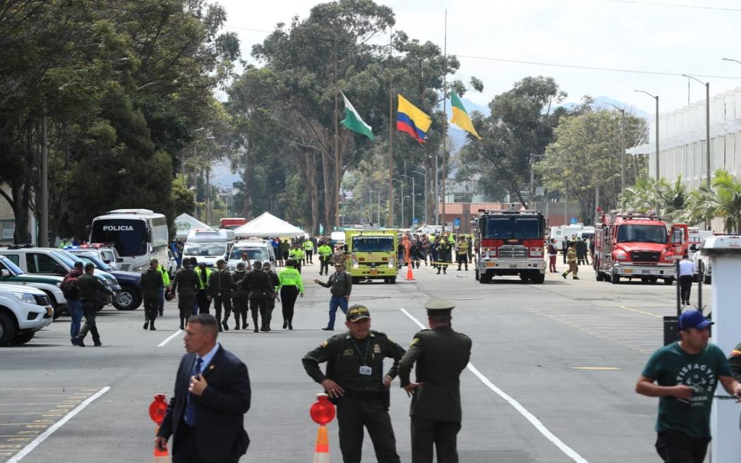 El alcalde Enrique Peñalosa visitó en la tarde de hoy jueves el hospital El Tunal, para conocer la condición de los heridos que fueron trasladados a este centro asistencial del Distrito, tras el atentado terrorista ocurrido en la Escuela General Santander. El mandatario de la ciudad se reunió con algunos de los familiares de los policías que se encuentran en este hospital, para brindarles todo el apoyo en medio de este momento que están viviendo. “Aquí en el Hospital El Tunal se atendieron algunos de los 