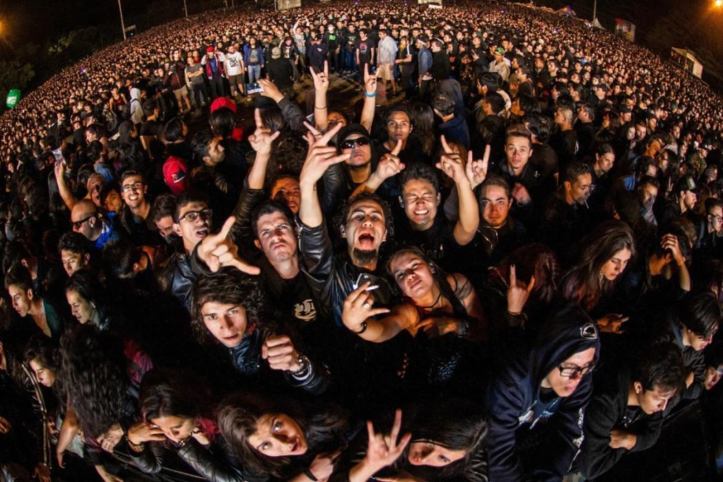 Grupo de espectadores jóvenes en el evento Rock al Parque.