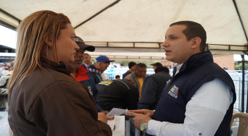 Una ciudadana venezolana siendo atendida por un servidor de la Cancillería, orientándola sobre trámites y servicios consulares.