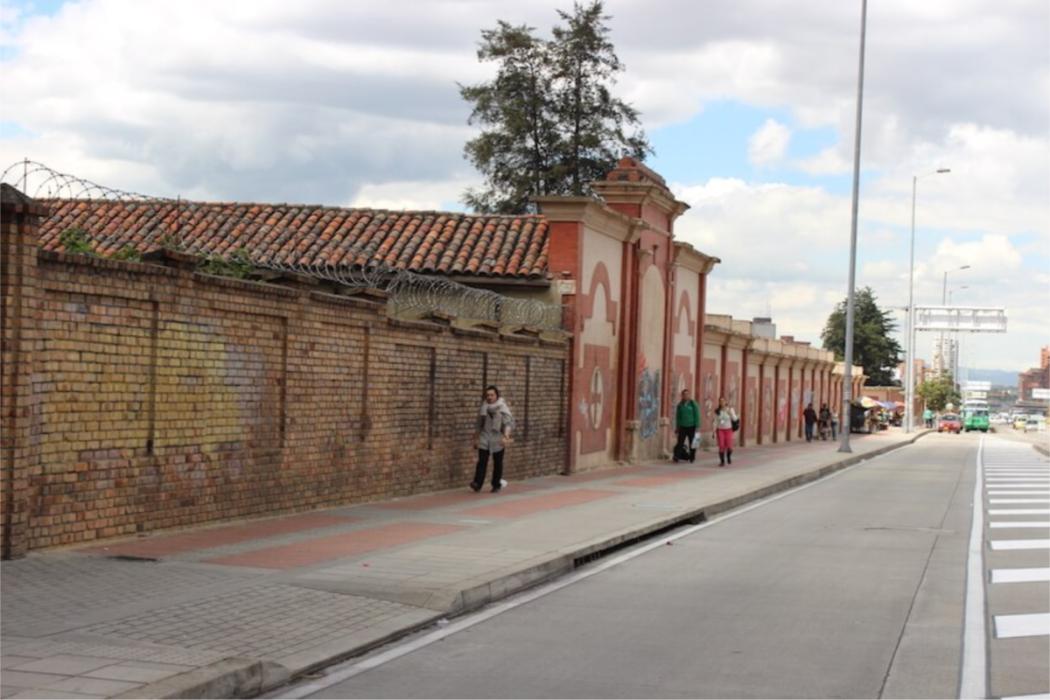 Muro del Cementerio Británico sobre la calle 26, contiguo al Cementerio Central.